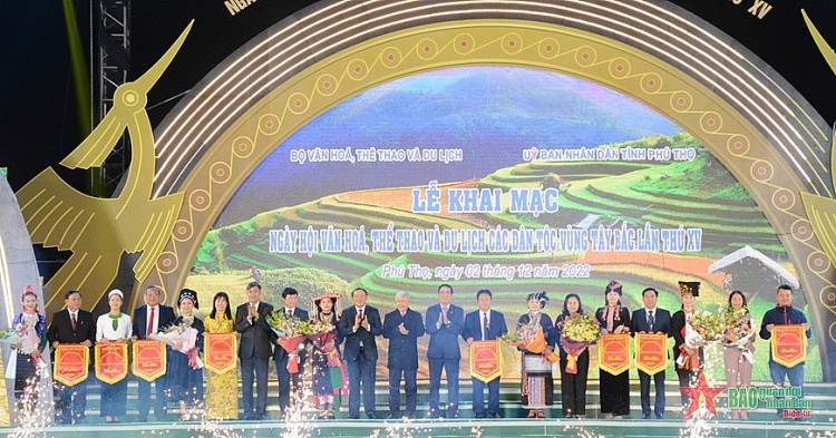 Ban tổ chức trao cờ lưu niệm tặng các đoàn tham dự ngày hội (Ảnh: Hữu Trưởng).