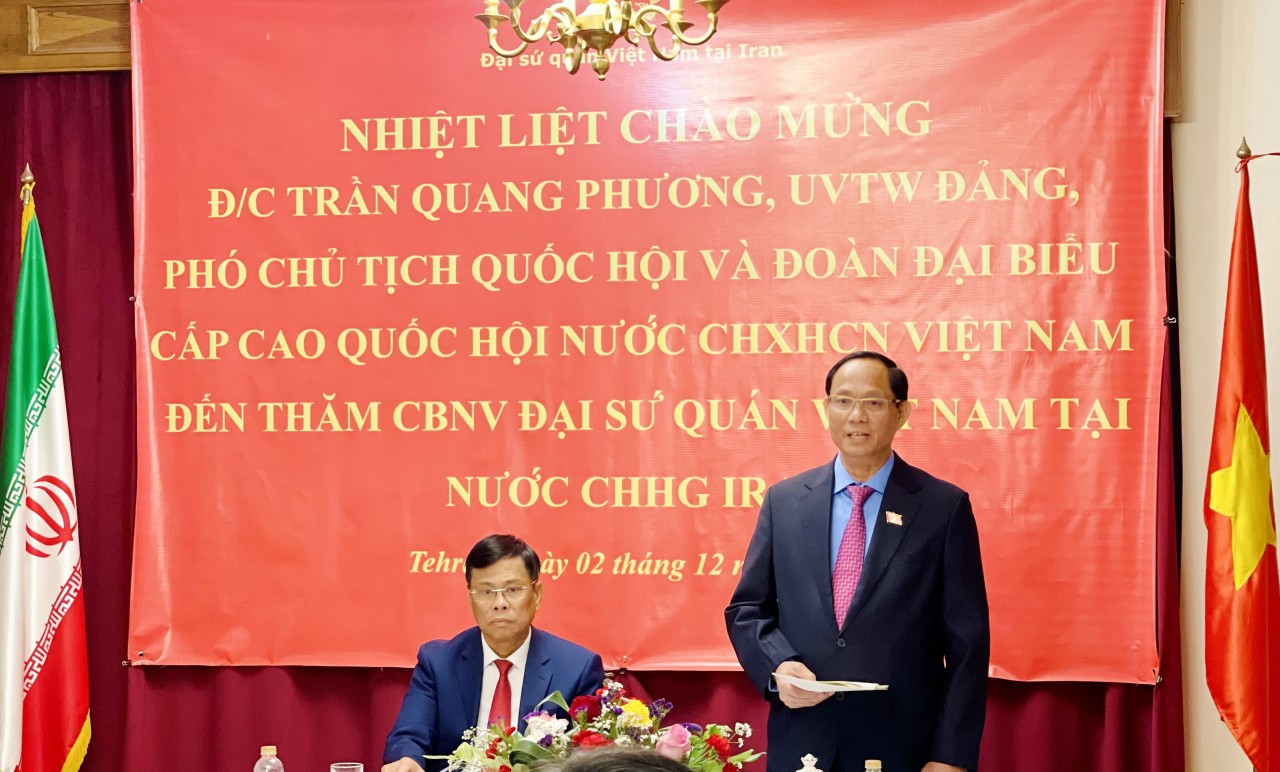 Thượng tướng Trần Quang Phương - Phó Chủ tịch Quốc hội làm việc tại Đại sứ quan Việt Nam tại Iran