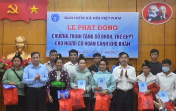 Tặng sổ BHXH, thẻ BHYT cho người dân có hoàn cảnh khó khăn