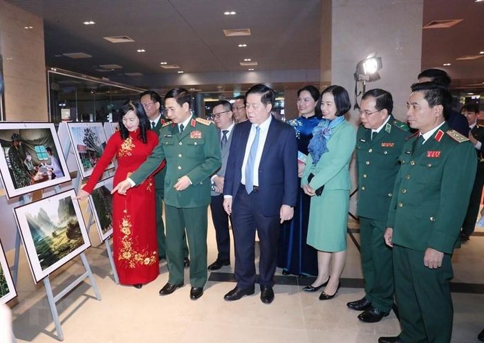 Đại tướng Phan Văn Giang, Trưởng ban Tuyên giáo Trung ương Nguyễn Trọng Nghĩa và Tổng Giám đốc TTXVN Vũ Việt Trang cùng các đại biểu tham quan triển lãm ảnh (Ảnh: Phương Hoa/TTXVN).