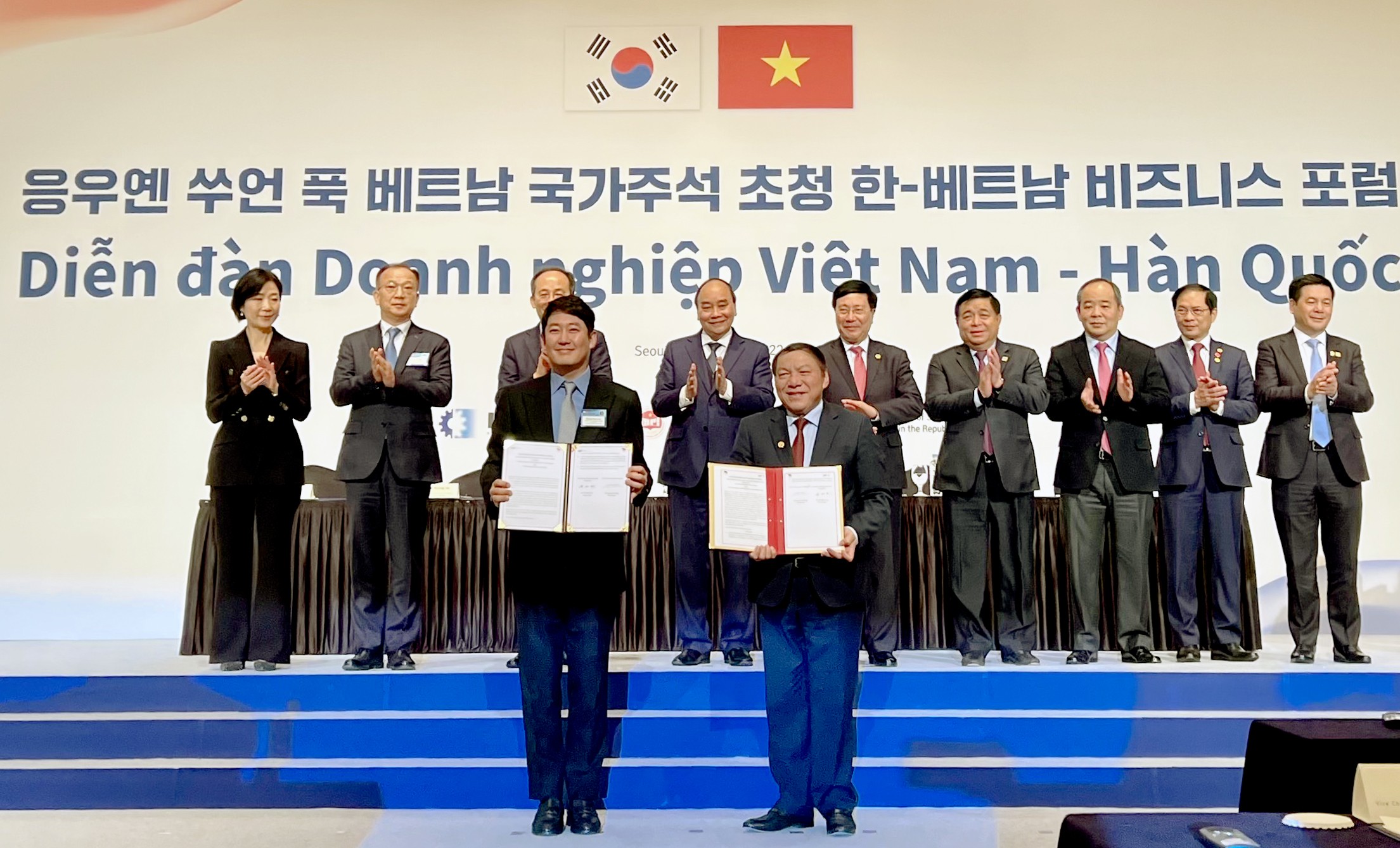 Bộ trưởng Bộ Văn hóa, Thể thao và Du lịch, Chủ tịch Ủy ban Olympic Việt Nam Nguyễn Văn Hùng và Phó Chủ tịch Quỹ Chiến lược Thể thao Quốc tế YoungKyu Lim đã ký kết “Biên bản ghi nhớ về Hợp tác và Kế hoạch đào tạo thể dục thể thao giữa Ủy ban Olympic Việt Nam và Quỹ Chiến lược Thể thao Quốc tế” 