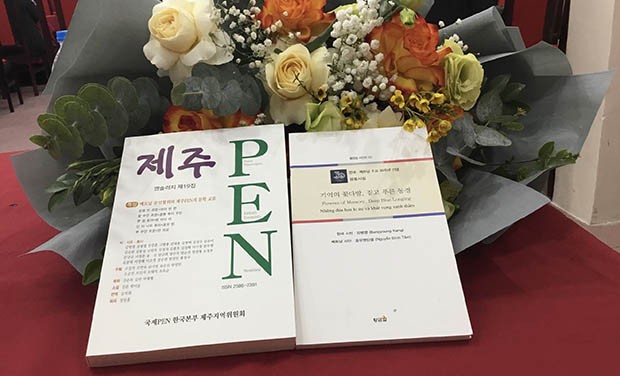 Dịch giả Lê Đăng Hoan và Ha Jae Hong đã dịch tập thơ của 20 tác giả Việt – Hàn.