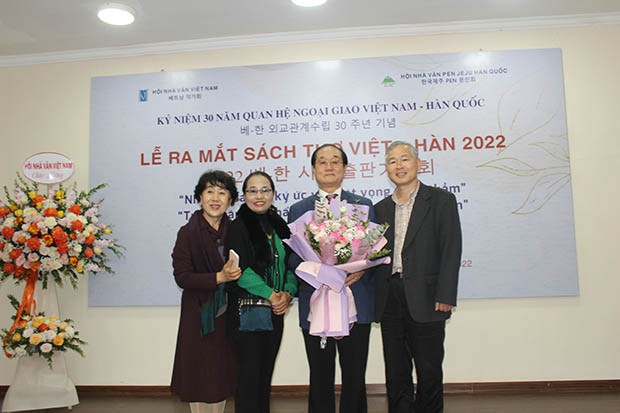 Giáo sư Ahn Kyong Hwan nhận hoa chúc mừng.