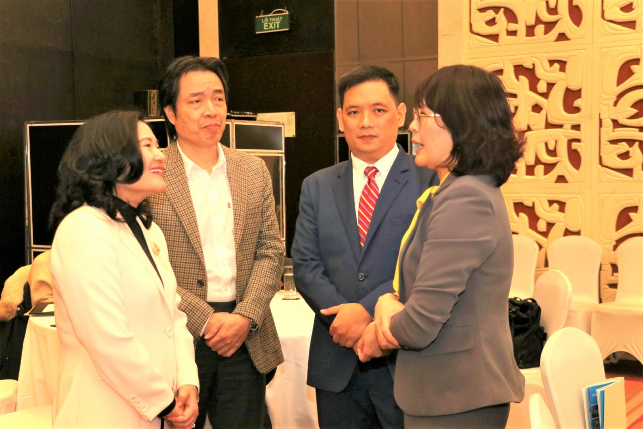 Các đại biểu trao đổi bên lề hội thảo.