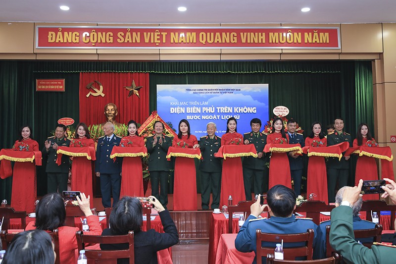 Các đại biểu cắt băng khai mạc triển lãm (Ảnh: BTLSQSVN).