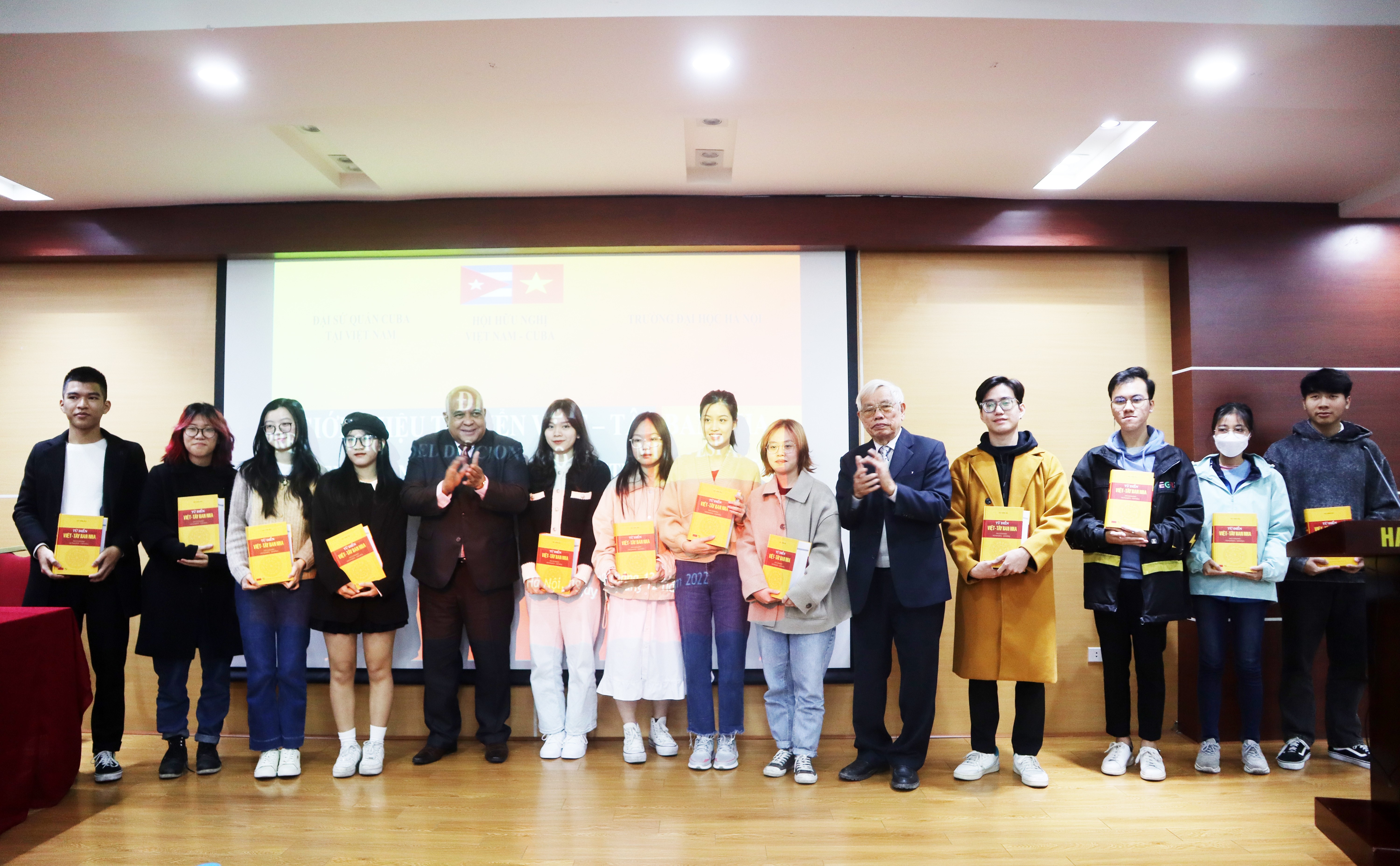 Người bắc nhịp cầu kết nối ngôn ngữ Việt Nam - Tây Ban Nha