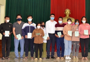 Huy động hơn 49,5 tỷ đồng tặng sổ BHXH, thẻ BHYT cho người có hoàn cảnh khó khăn