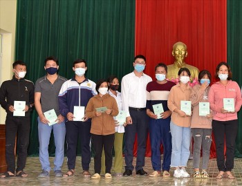 Huy động hơn 49,5 tỷ đồng tặng sổ BHXH, thẻ BHYT cho người có hoàn cảnh khó khăn