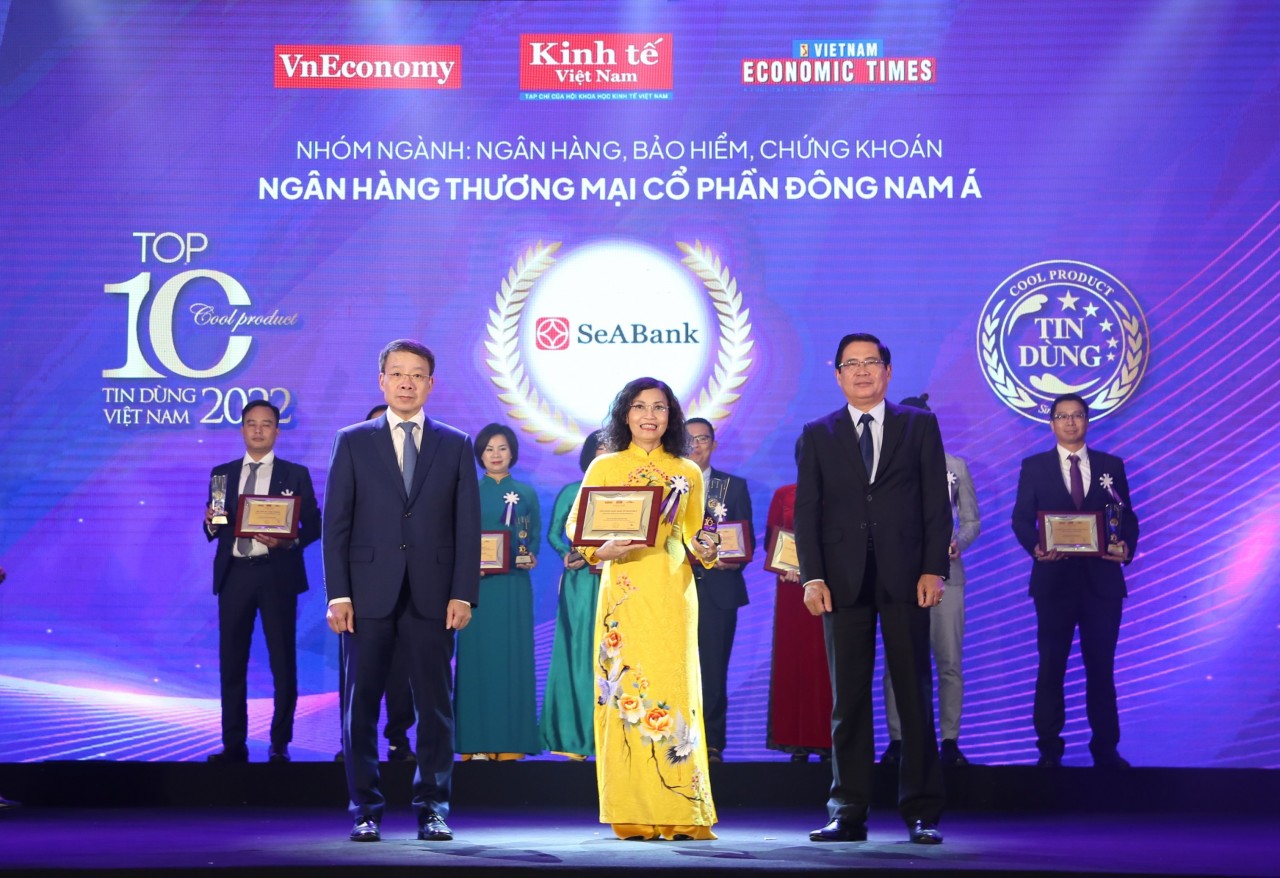 Đại diện SB nhận giải Tin Dùng 2022.