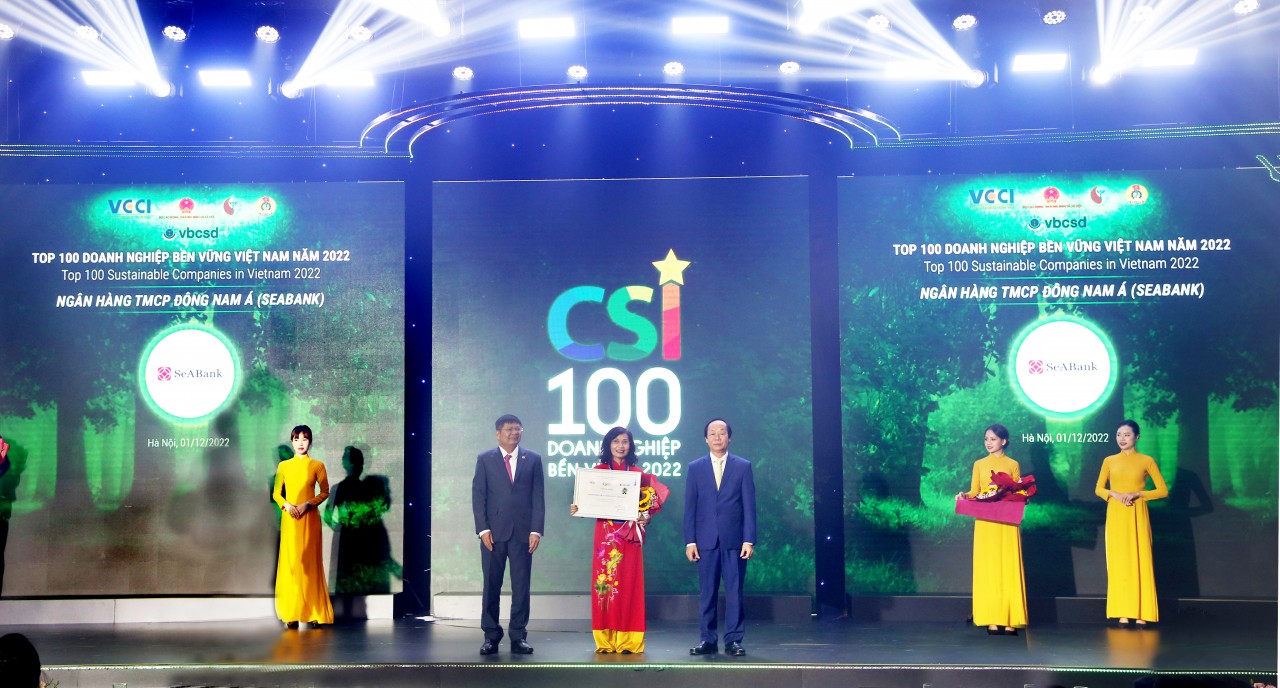 Đại diện SeABank nhận giải CSI.