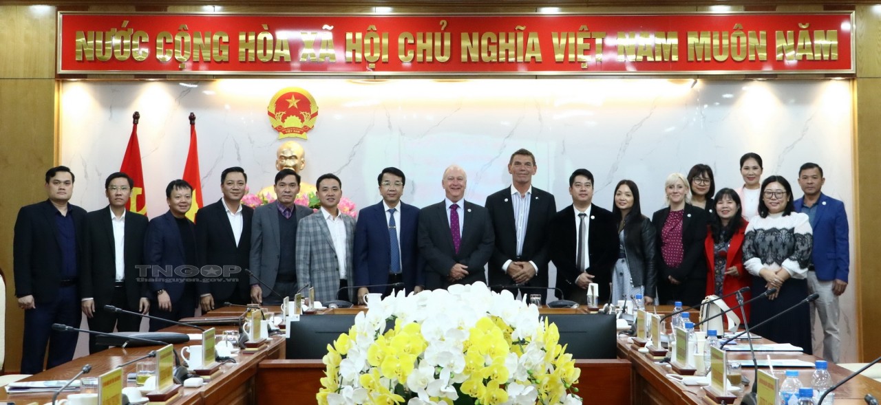 Đoàn công tác của Hội đồng doanh nghiệp Australia - Việt Nam chụp ảnh lưu niệm cùng lãnh đạo tỉnh và sở, ngành của Thái Nguyên.