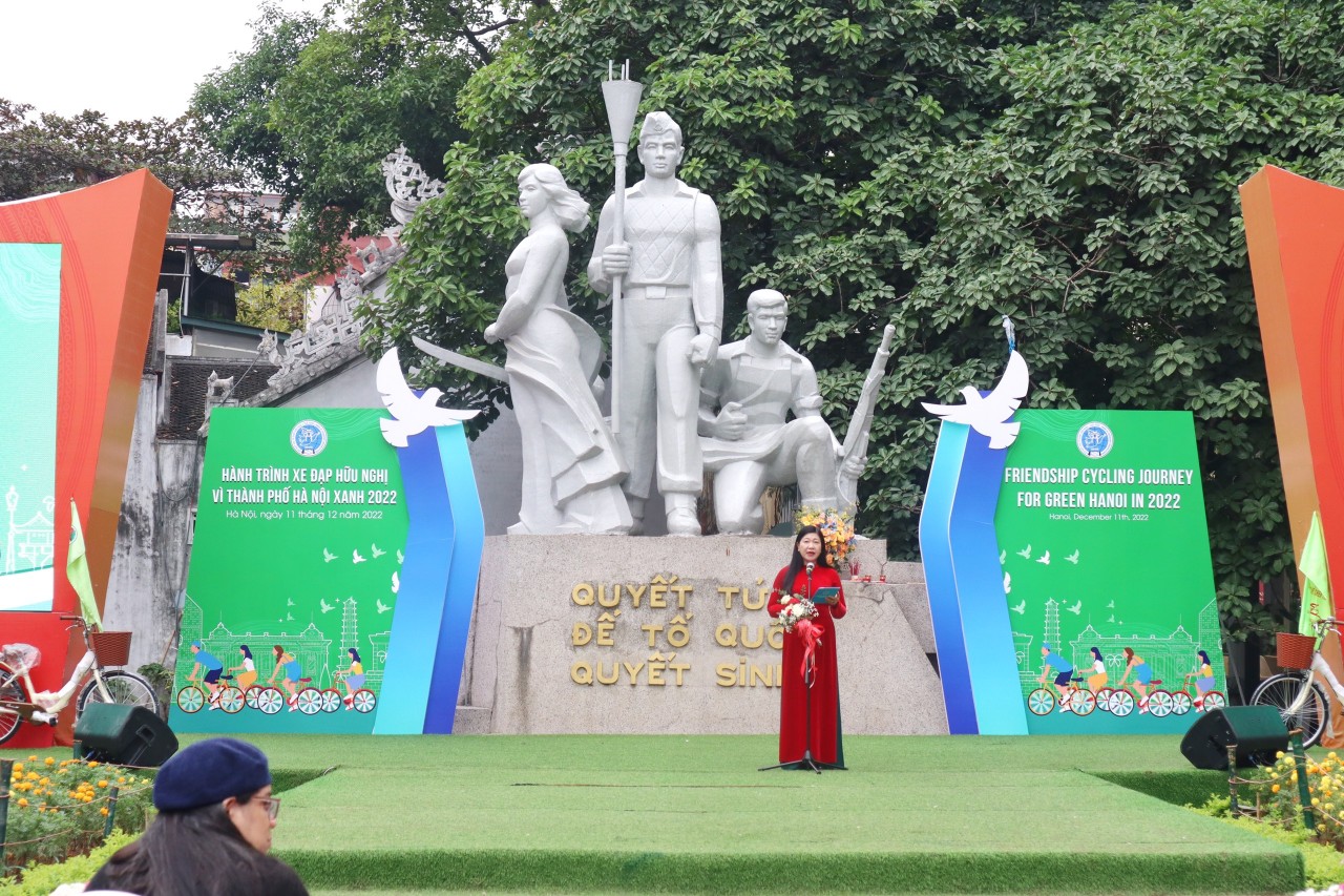 Chủ tịch Liên hiệp tổ chức hữu nghị thành phố Hà Nội Nguyễn Lan Hương phát biểu khai mạc Chương trình (Ảnh: Hạnh Trần).