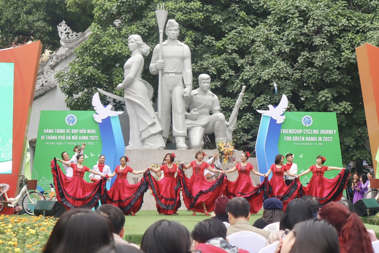 Văn nghệ chào mừng Chương trình.