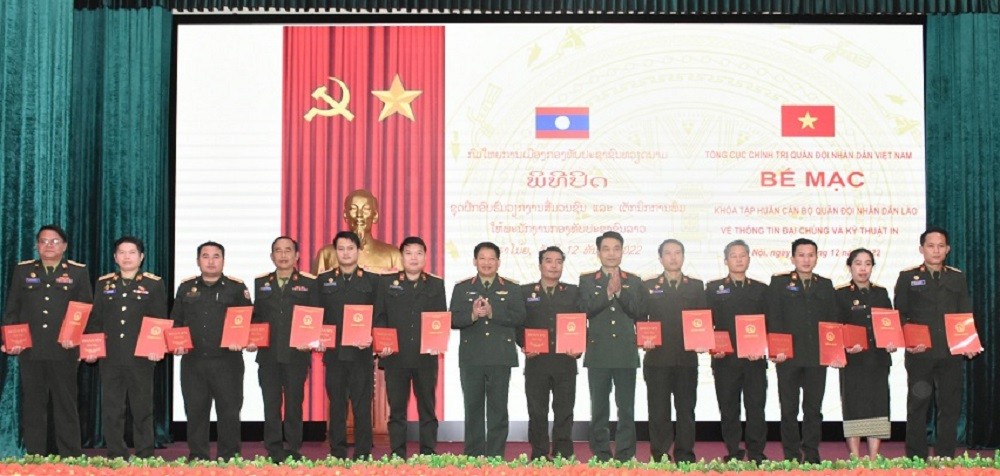 Bế mạc lớp tập huấn thông tin đại chúng và kỹ thuật in cho cán bộ quân đội Lào