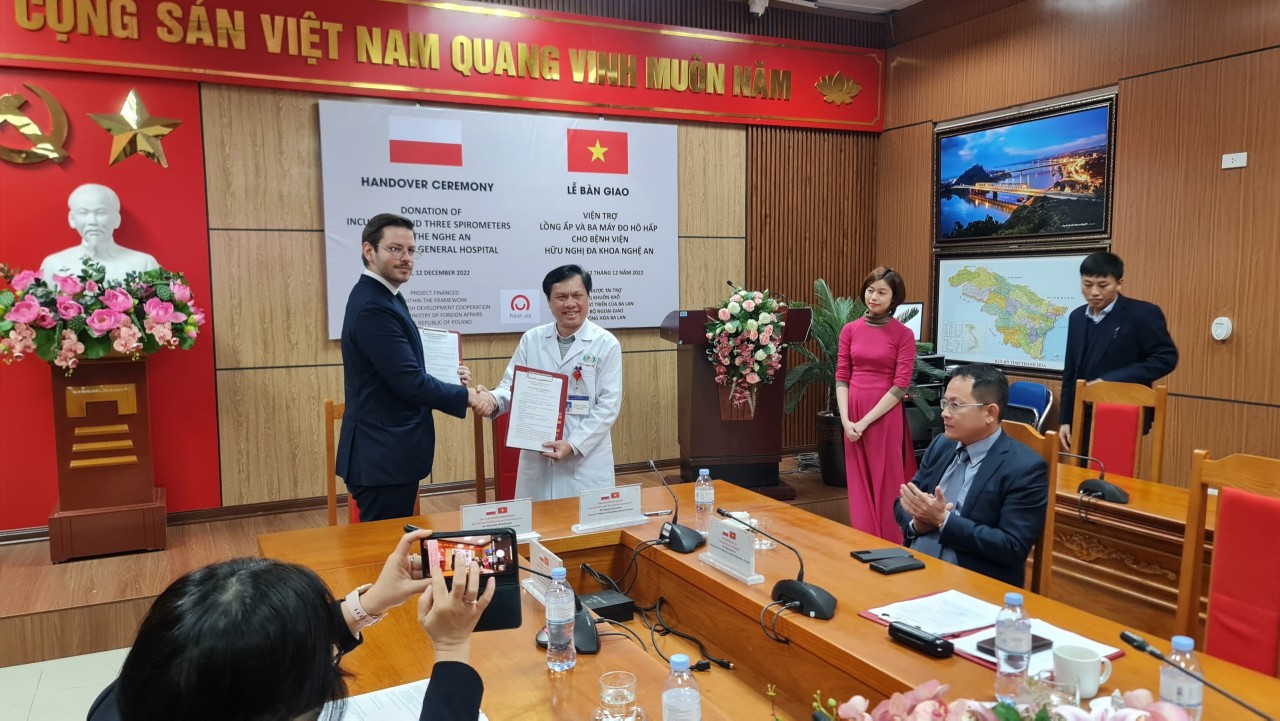 Đại sứ quán Ba Lan viện trợ máy móc, thiết bị y tế cho tỉnh Nghệ An