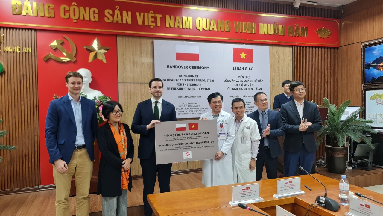 Đại sứ quán Ba Lan viện trợ máy móc, thiết bị y tế cho tỉnh Nghệ An