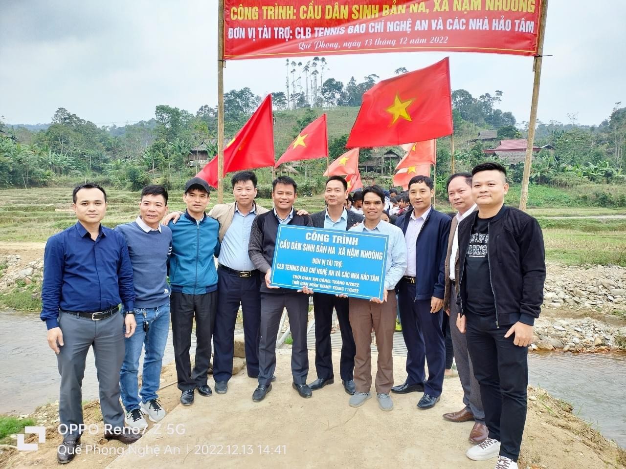 Bàn giao cầu vượt lũ cho đồng bào xã đặc biệt khó khăn ở Nghệ An