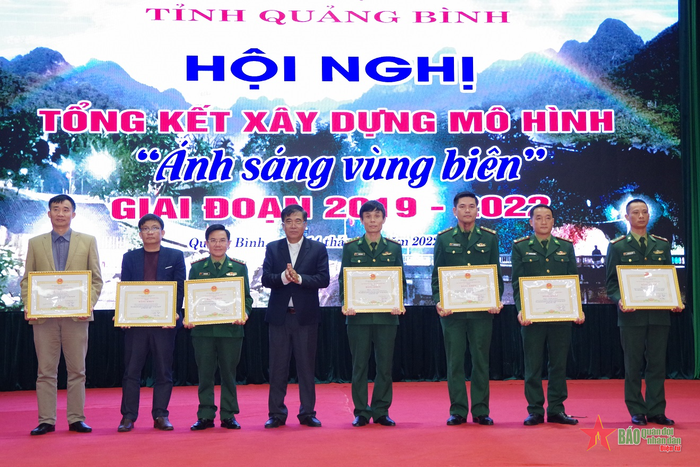 Trao bằng khen tặng các tập thể, cá nhân có thành tích xuất sắc trong thực hiện mô hình “Ánh sáng vùng biên”, giai đoạn 2019-2022. (Ảnh: QĐND)