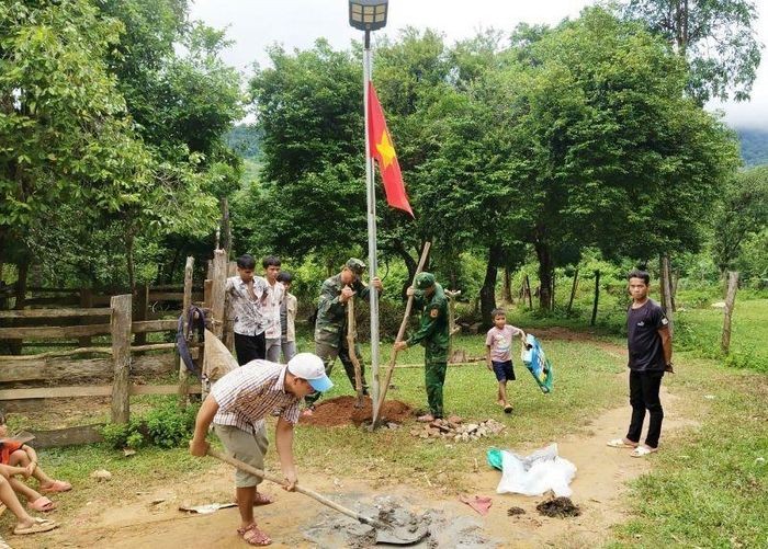 Bộ đội Biên phòng Quảng Bình thi công công trình “Ánh sáng vùng biên” ở xã Trường Sơn, huyện Quảng Ninh. (Ảnh: Nhân dân)