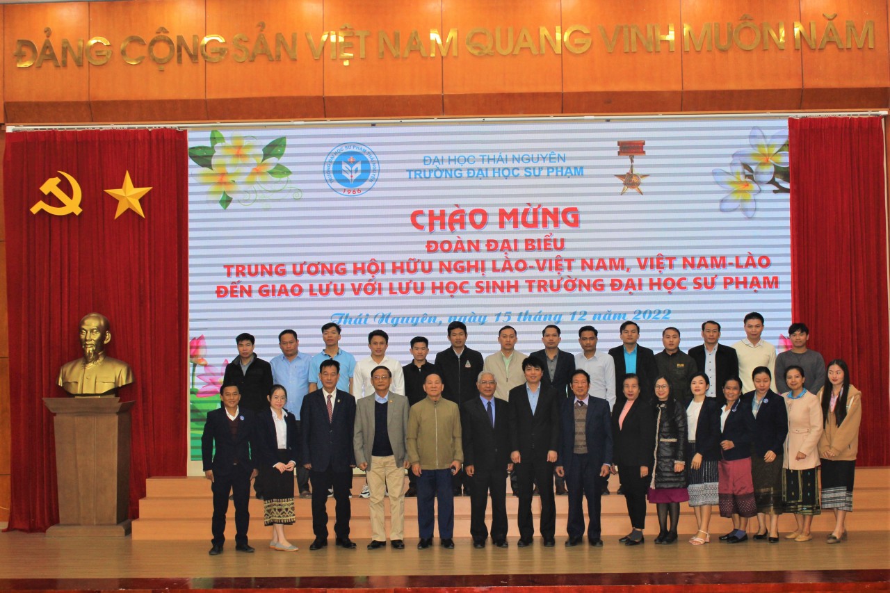 Các đại biểu chụp hình với các lưu học sinh Lào đang học tập tại Trường ĐH Sư phạm Thái Nguyên.