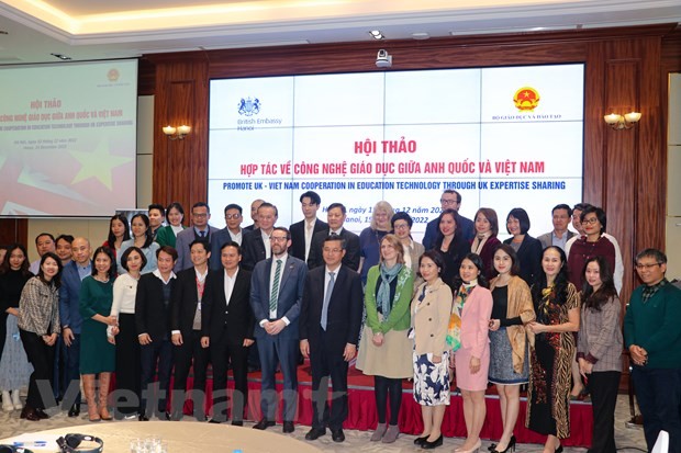 Các nhà nghiên cứu, chuyên gia đến từ các cơ sở giáo dục đại học, tổ chức giáo dục hai nước chụp ảnh lưu niệm tại Hội thảo. (Ảnh: Việt Anh/Vietnam+)