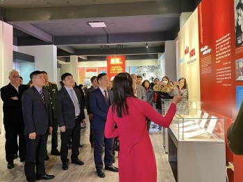 Máu và Hoa - Hà Nội 12 ngày đêm