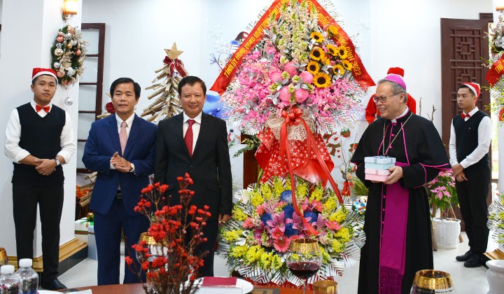 Lãnh đạo Bộ, Ban, tỉnh đến thăm và chúc mừng Tổng Giáo phận Huế nhân dịp Giáng sinh