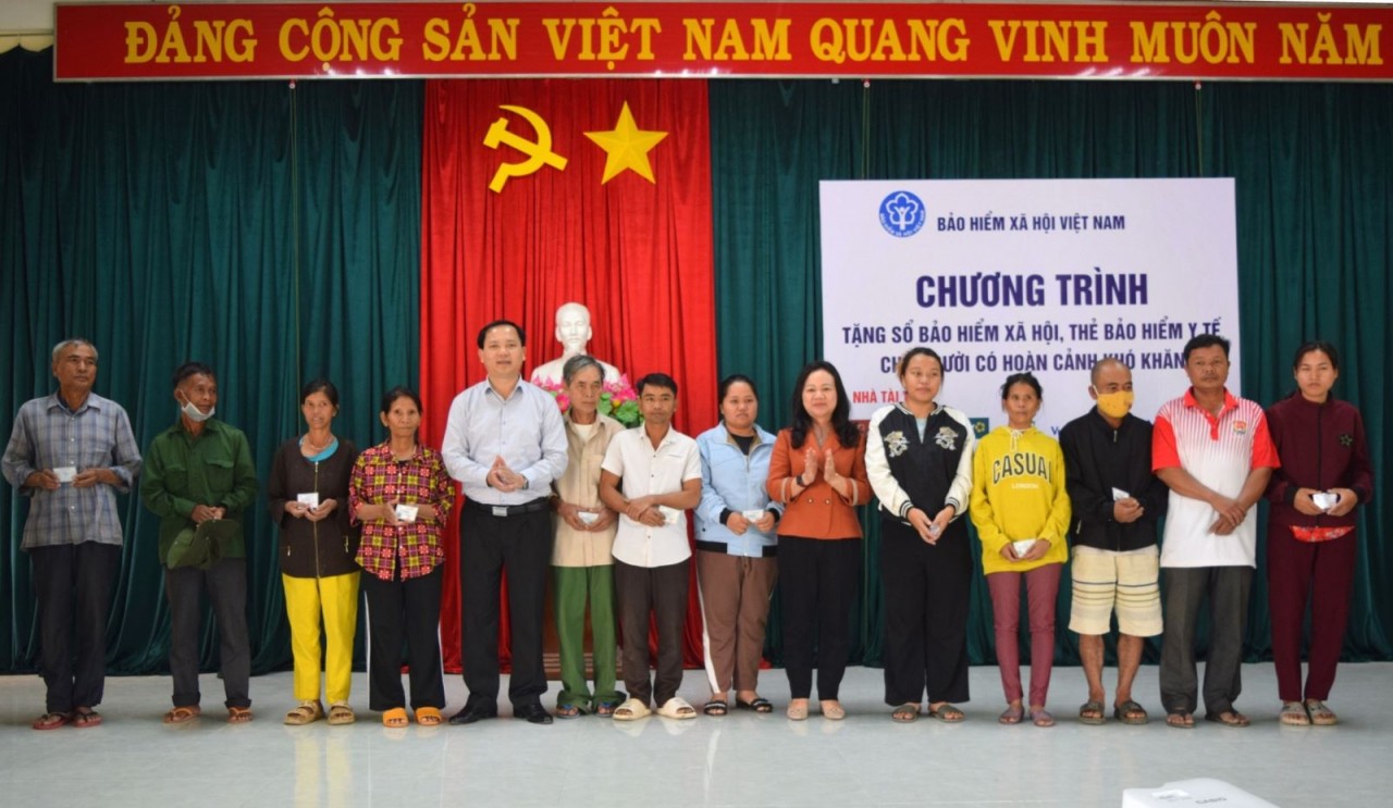 Trao tặng sổ BHXH và thẻ BHYT cho các đối tượng có hoàn cảnh khó khăn ở xã biên giới tỉnh Kon Tum