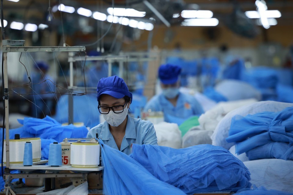 Thưởng Tết là nguồn động viên lớn đến người lao động sau một năm miệt mài làm việc (Ảnh minh họa: Báo Lao động).