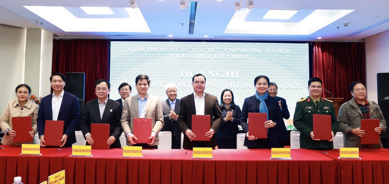 Chủ tịch Liên hiệp các tổ chức hữu nghị Việt Nam Nguyễn Phương Nga (ngoài cùng, bên trái) cùng đại diện các tổ chức thành viên Cụm thi đua ký Giao ước thi đua năm 2023.