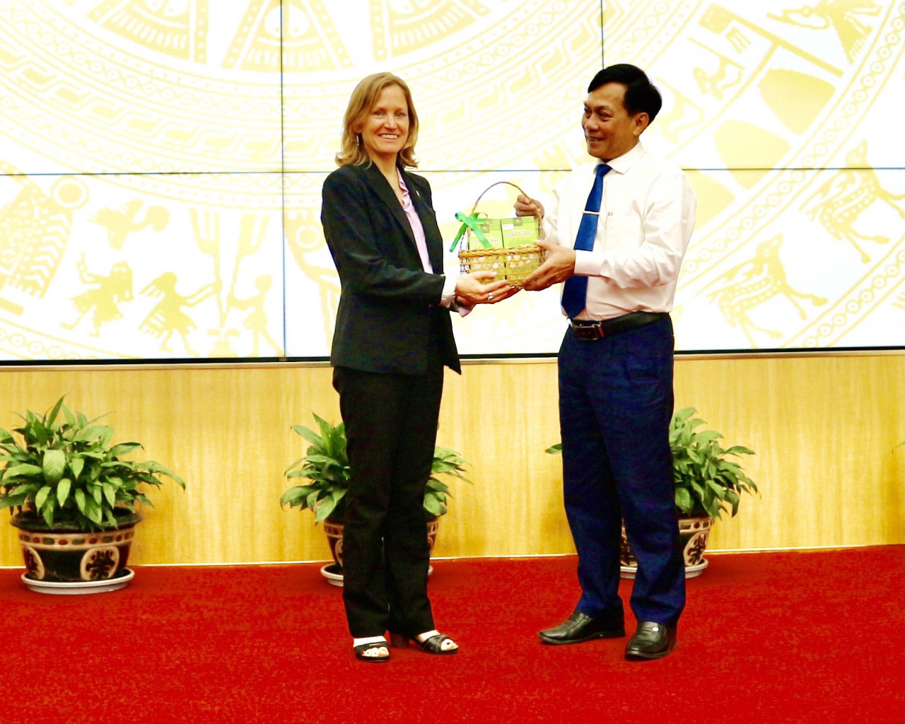 Giám đốc USAID tại Việt Nam đến Cần Thơ tìm hiểu hoạt động ứng phó biến đổi khí hậu, bảo vệ môi trường