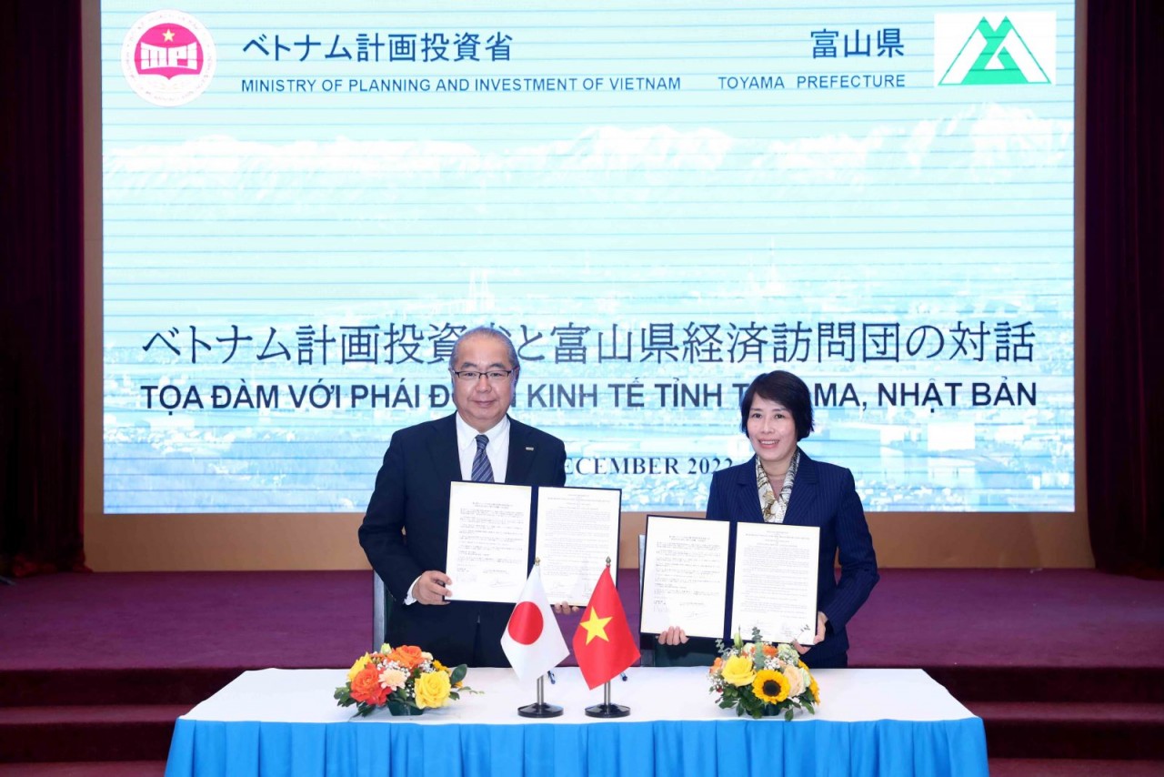 Ký kết Biên bản ghi nhớ giữa Bộ Kế hoạch và Đầu tư và tỉnh Toyama, Nhật Bản (Ảnh: MPI).