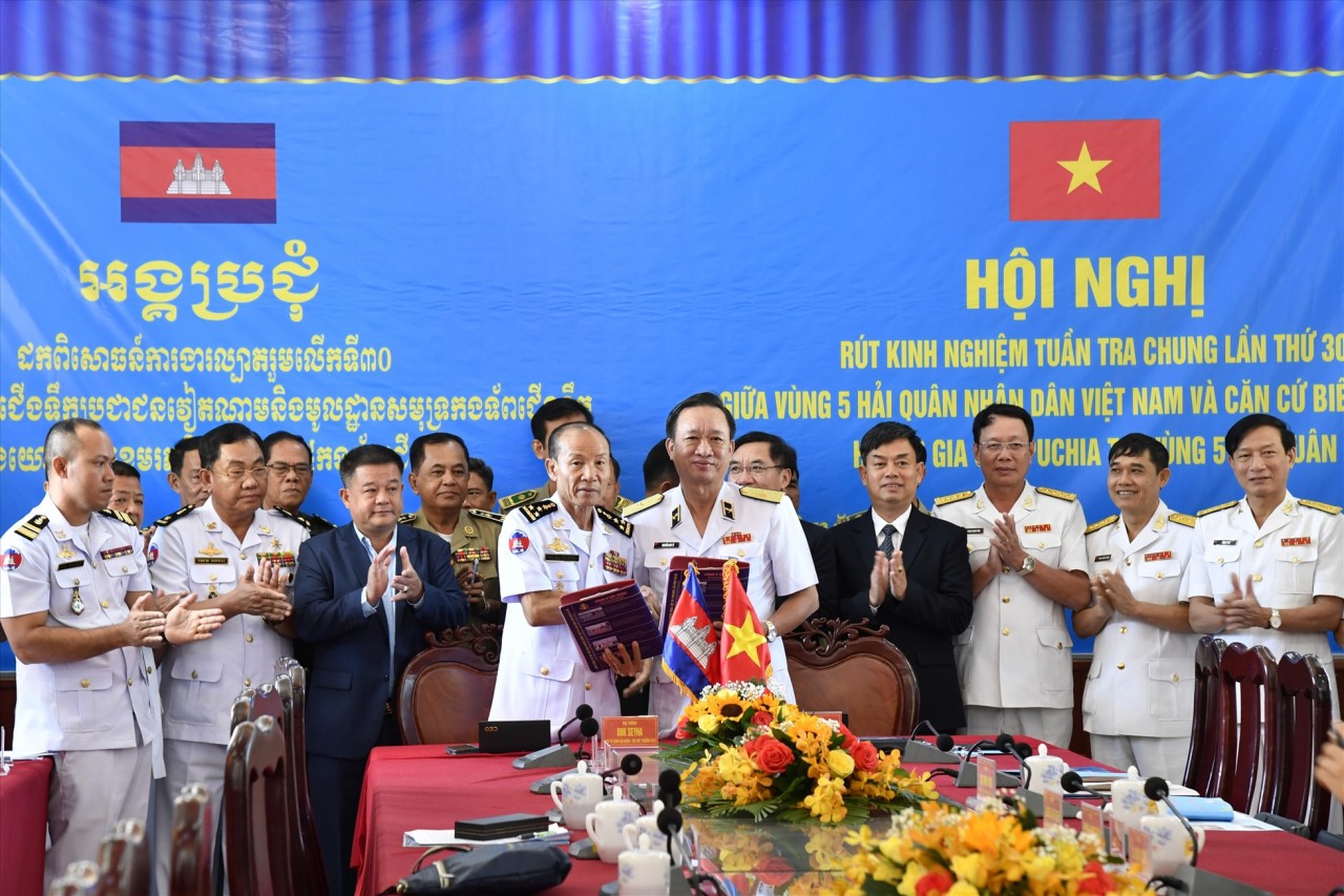Chuẩn Đô đốc Nguyễn Duy Tỷ và Đô đốc Ouk Seyha trao biên bản ghi nhớ công tác phối hợp trong thời gian tới. Ảnh: V5HQ