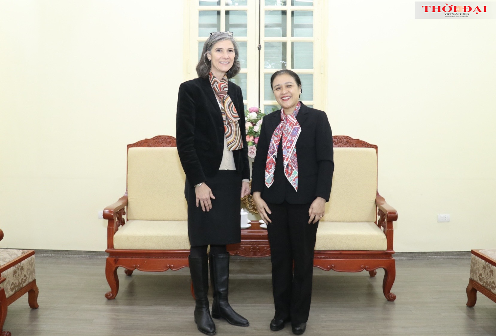 Chủ tịch Nguyễn Phương Nga (bên phải) chụp ảnh lưu niệm với Chủ tịch Liên hiệp các tổ chức hữu nghị Việt Nam Nguyễn Phương Nga (bên phải) tiếp bà Ramla Khalidi - Trưởng Đại diện thường trú Chương trình phát triển Liên hợp quốc (UNDP) (Ảnh: Thu Hà).