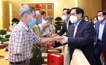 Tặng quà cho người có công với cách mạng nhân dịp Tết Quý Mão 2023