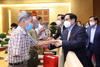 Tặng quà cho người có công với cách mạng nhân dịp Tết Quý Mão 2023