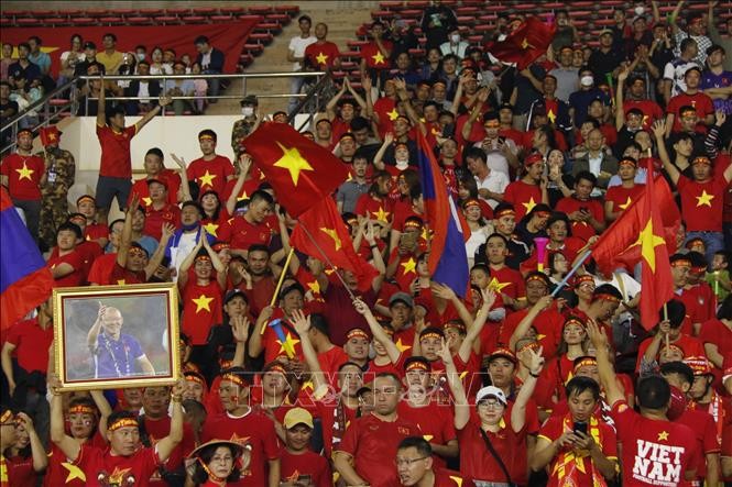 Cổ động viên Việt Nam khuấy động bầu không khí ở Viêng Chăn
