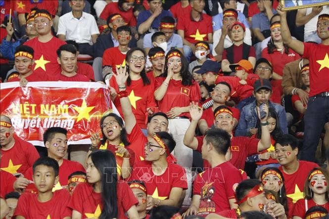 Cổ động viên Việt Nam khuấy động bầu không khí ở Viêng Chăn