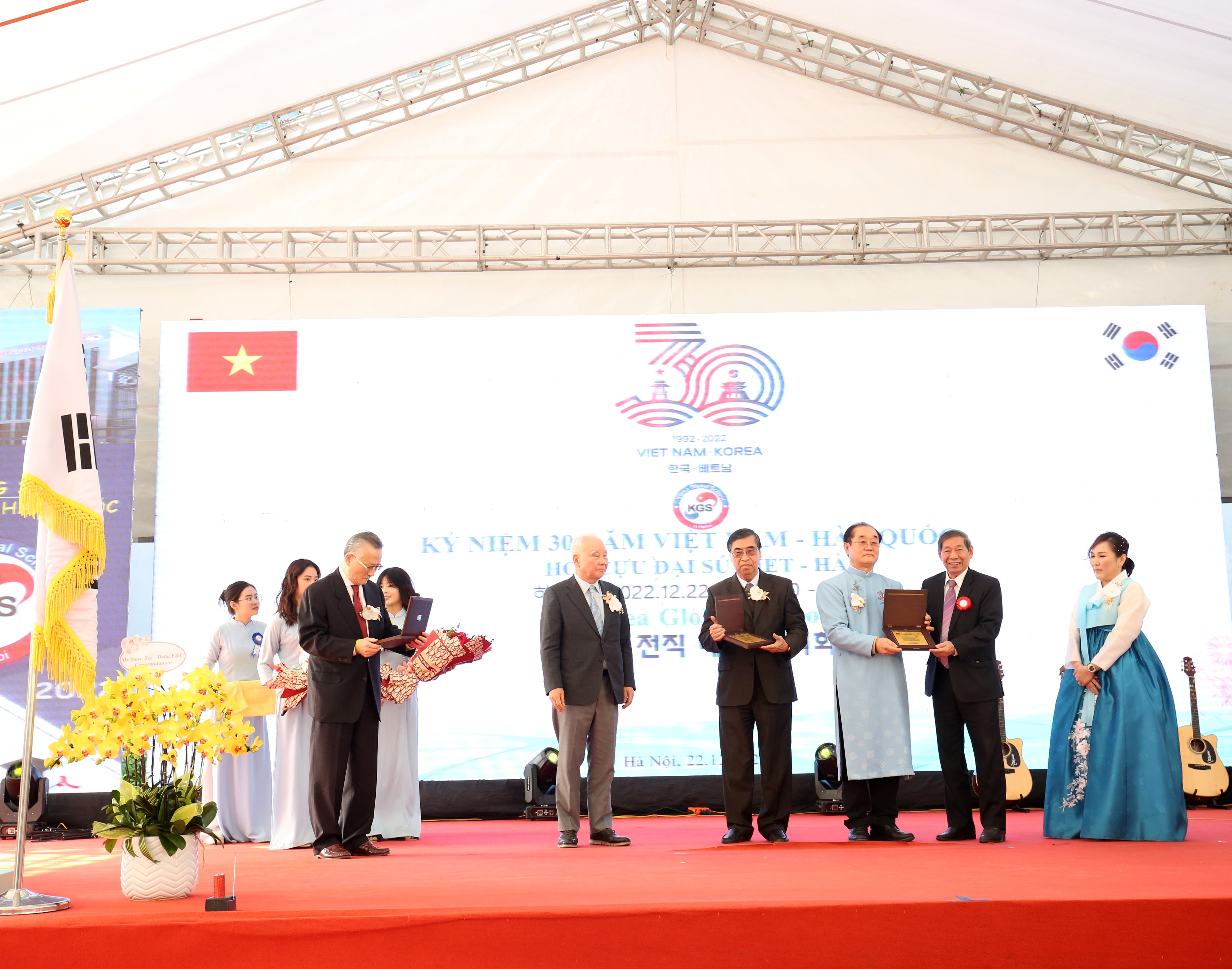 Trao tặng Kỷ niệm chương cho 