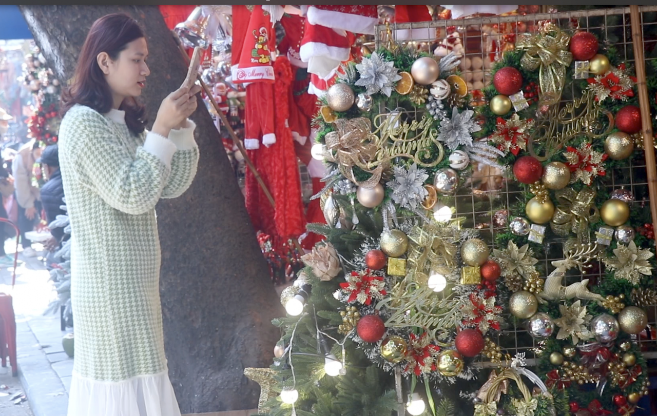 Phố Hàng Mã đông đúc người đến chơi và mua sắm dịp Noel