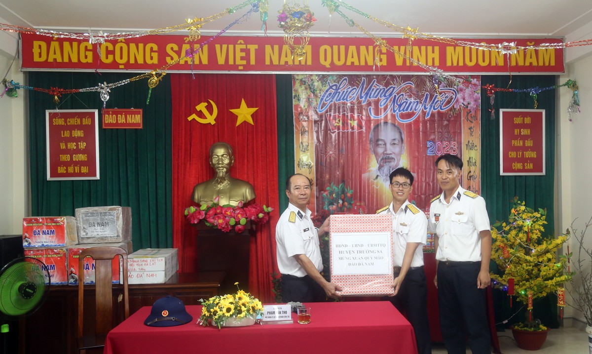 Hành trình mang quà Tết lên đảo Đá Nam (quần đảo Trường Sa) Hành trình mang quà Tết lên đảo Đá Nam (quần đảo Trường Sa)