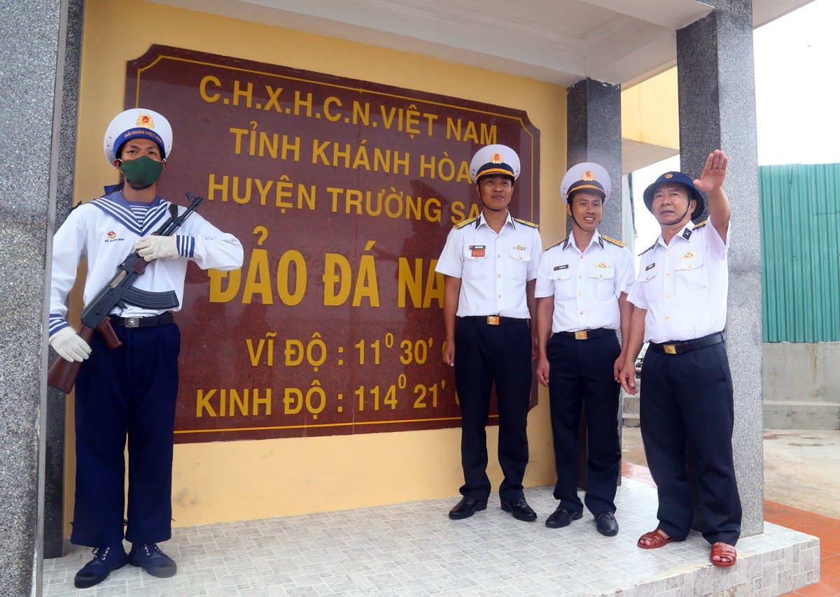 Hành trình mang quà Tết lên đảo Đá Nam (quần đảo Trường Sa) Hành trình mang quà Tết lên đảo Đá Nam (quần đảo Trường Sa)