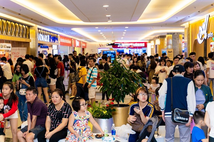 Hàng chục ngàn người tới Vincom hòa chung không khí Lễ hội Giáng sinh