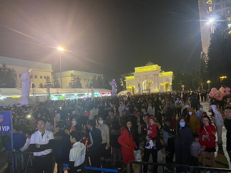 Hàng chục ngàn người tới Vincom hòa chung không khí Lễ hội Giáng sinh