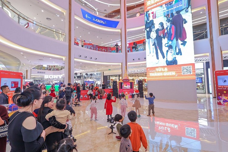 Hàng chục ngàn người tới Vincom hòa chung không khí Lễ hội Giáng sinh