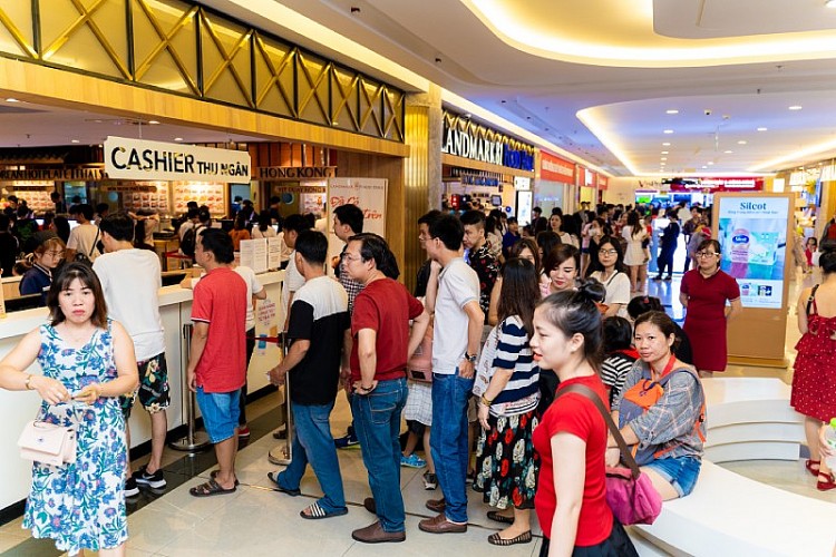 Hàng chục ngàn người tới Vincom hòa chung không khí Lễ hội Giáng sinh