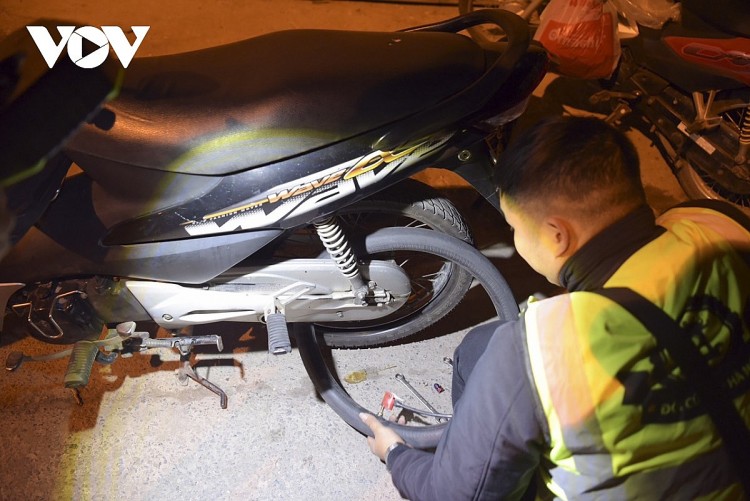 Chàng trai 9X, ngày làm nhân viên hành chính, tối rong ruổi cứu hộ xe gặp sự cố