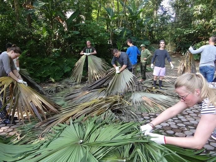 Khách quốc tế tham gia các hoạt động tại Bản làng Thái Hải (Ảnh: thaihai.vn).