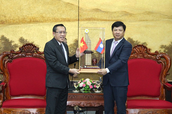 Bí thư, Tỉnh trưởng tỉnh Salavane Phoxay Xayasone tặng quà lưu niệm cho thành phố Đà Nẵng.