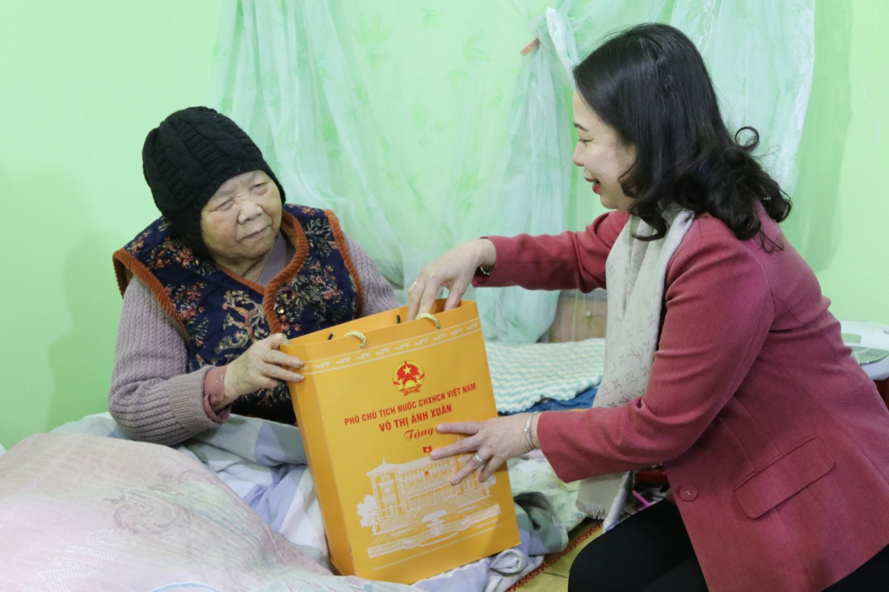 Phó Chủ tịch nước Võ Thị Ánh Xuân, thăm tặng quà mẹ Việt Nam anh hùng Nguyễn Thị Kim.